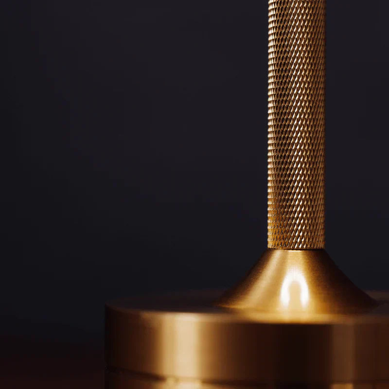 Lámpara de mesa moderna recargable LED de cono de latón de 1 luz